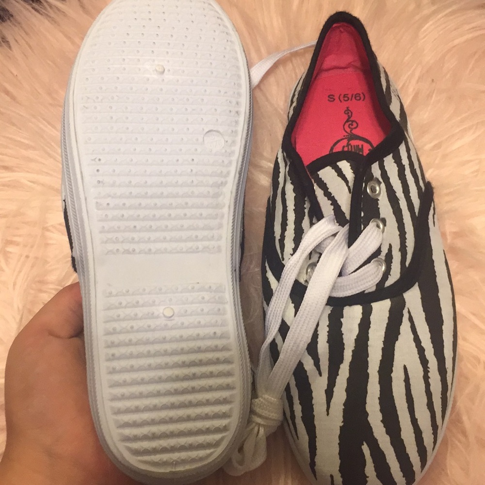 Shoe - Picture 3 of 5